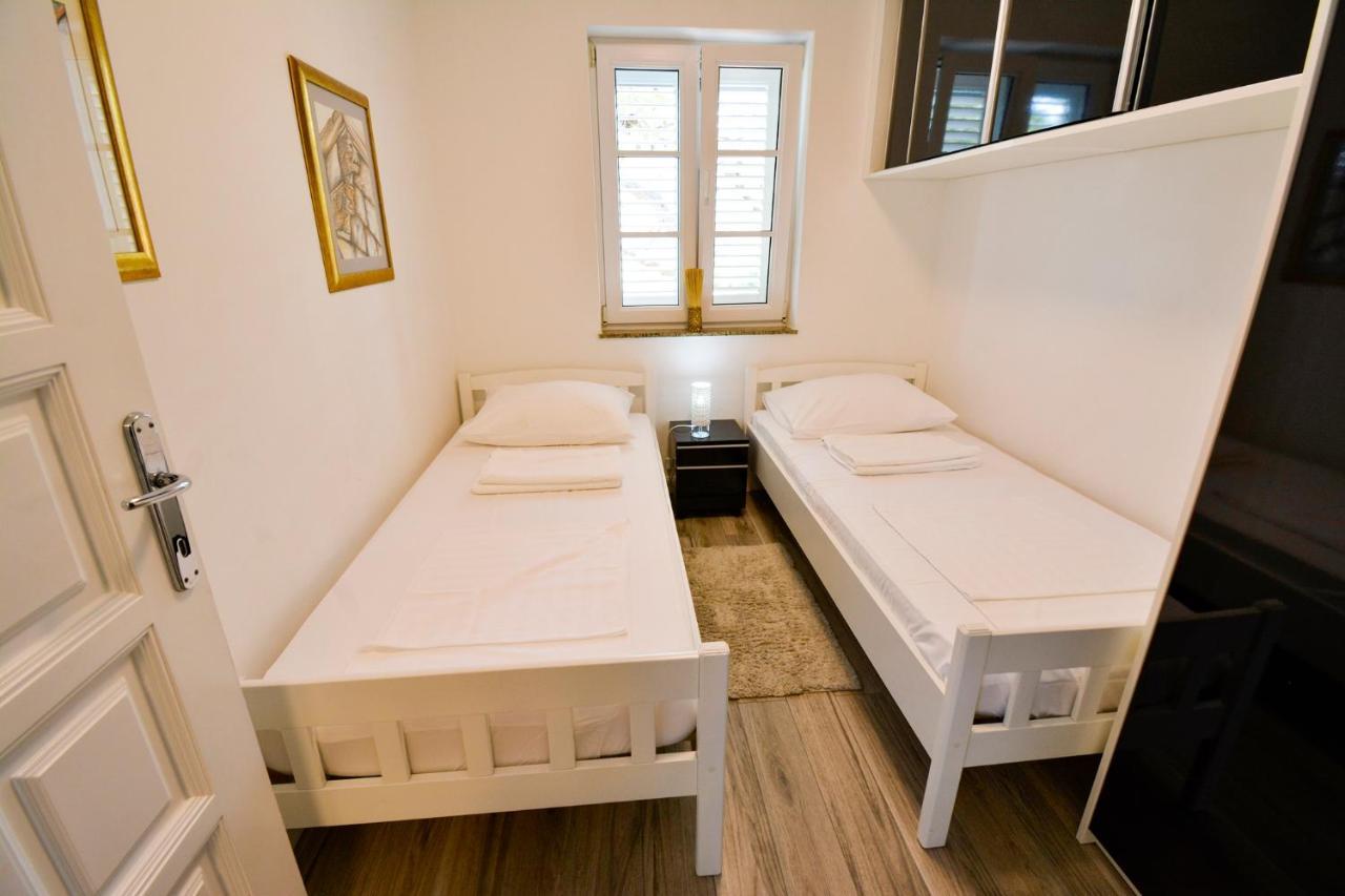 Apartment 10 In Villa Petrac Банёл Экстерьер фото